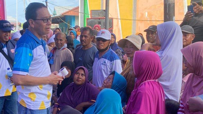 Calon Gubernur Maluku Utara nomor urut 4 Benny Laos saat kampanye di Kecamatan Obi, Halmahera Selatan.