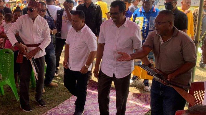 PILKADA: Tampak Paslon Piet Hein Babua dan Kasman Hi Ahmad disambut dengan tikar merah saat berkampanye di Desa Sosol, Kecamatan Malifut, Halmahera Utara, Maluku Utara, Rabu (2/10/2024)