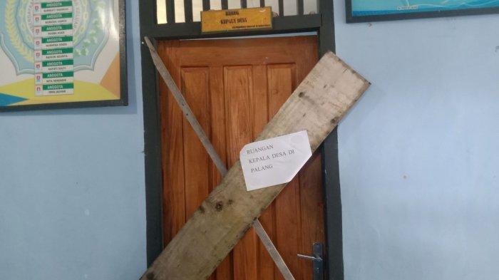 TUNTUTAN: Kantor Desa Gotowasi di Halmahera Timur, Maluku Utara dipalang warga, Selasa (4/2/2025).