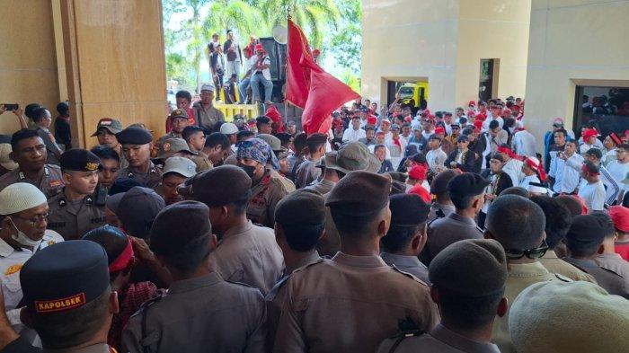 TUNTUTAN: Aksi penolakan DOB Sofifi oleh warga di depan kanto Gubernur Maluku Utara, Rabu (23/7/2025)