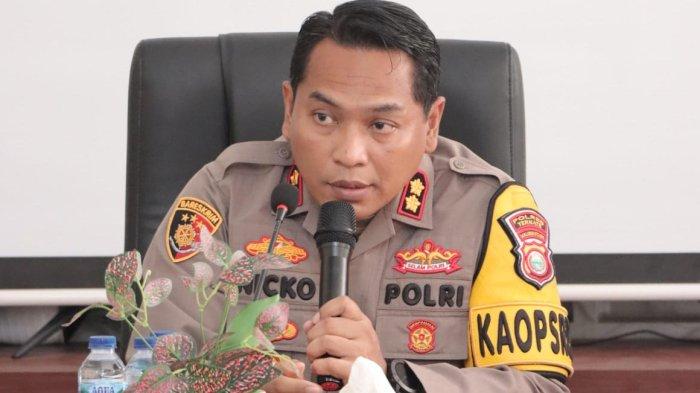 Kapolres Ternate AKBP Niko Irawan, mengimbau masyarakat di Maluku Utara, khususnya Kota Ternate, agar tidak terburu-buru mempercayai isu-isu yang beredar terkait dugaan pencabula anak di kelurahan Rua, Rabu (4/9/2024).