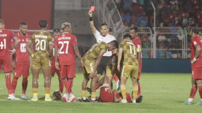 Kartu merah Ricky Kambuaya di laga Malut United vs Dewa United