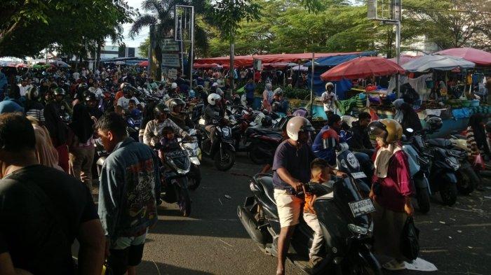 SEMRAWUT: Kawasan Pasar Gamalama Ternate, Maluku Utara yang terlihat semrawut, Kamis (5/6/2025). Di mana pemerintah kota berencana menertibkan pegadang di pasar tersebut