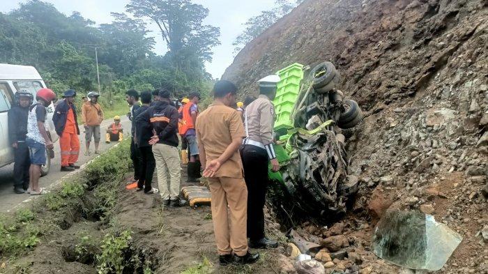 INSIDEN: Kecelakaan tunggal di Desa Soalaipo, Kecamatan Kota Maba Halmahera Timur, Maluku Utara, Selasa (11/2/2025). Diduga rem blok, sebuah mobil truk masuk jurang