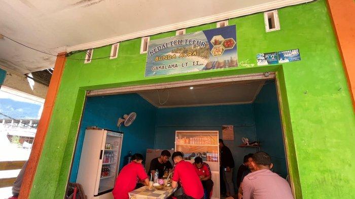 Kedai Bunda Aura di lantai II pasar Gamalama Ternate, Kelurahan Gamalama, Kecamatan Ternate Tengah.