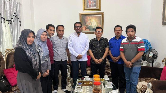 Cagub Maluku Utara Sultan Husain Alting Sjah, buka suara atas kedatangan tim Gakkumdu Maluku Utara di kediamannya, Kelurahan Jan, Selasa (3/12/2024).