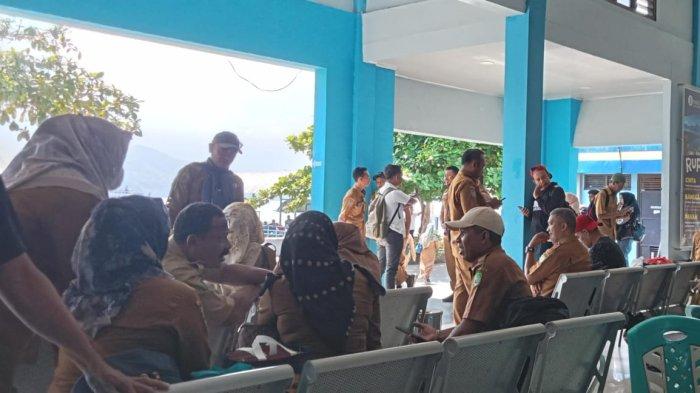 ASN Pemprov Maluku Utara ramai di gedung penyeberangan pelabuhan semut mangga dua rute Ternate-Sofifi.