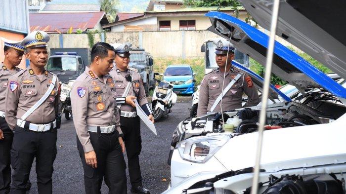 OPERASIONAL: Dirlantas Polda Maluku Utara Kombes Pol Doni Hermawan cek langsung kelayakan kendaraan dinas milik Ditlantas Polda Maluku Utara, Kamis (22/5/2025)