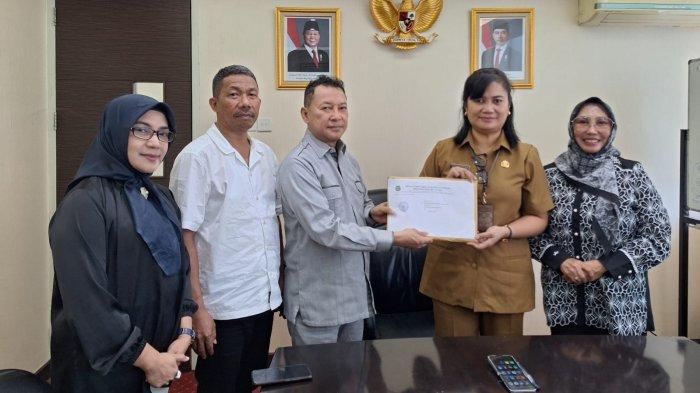 PILKADA: Pimpinan DPRD Maluku Utara menyerahkan penyampaian dokumen usul Gubernur dan Wakil Gunernur Maluku Utara terpilih ke Kemendagri, Senin (10/2/2025).