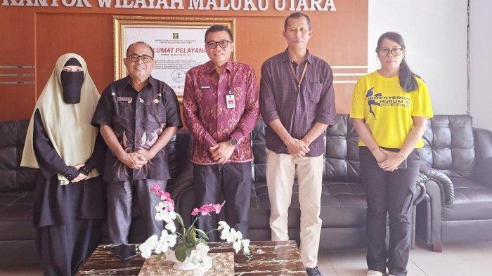 KERJA SAMA: Sesi foto bersama Kepala Biro Hukum Sekretariat Daerah Burnawan, Plt. Kabag Bantuan Hukum, Sofyan Hadi dan Kepala Divisi Peraturan Perundang-undangan dan Pembinaan Hukum, Zulfahmi usai pertemuan