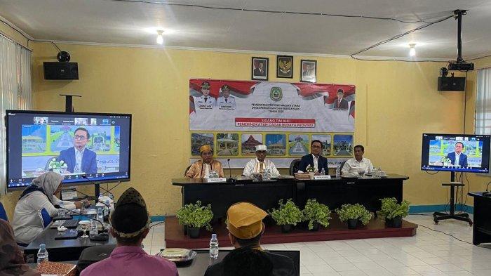 CAGAR BUDAYA - Kepala Dikbud Maluku Utara Abubakar Abdullah saat memimpin sidang Tim Ahli Pemeringkatan Cangar Budaya Tingkat Provinsi Malut, Rabu (21/5/2025). Ada tujuh yang diusulkan masuk pemeringkatan.