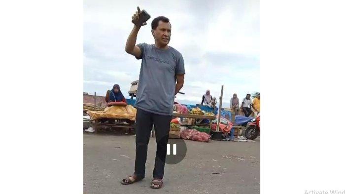 NONAKTIF: Tangkapan layar Kadisperindag Kota Ternate, Muchlis Djumadil sedang memarahi pedagang belum lama ini. Atas aksi tersebut, Wali Kota Ternate menonaktifkannya secara sementara dari jabatannya, Senin (29/5/2023).