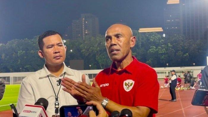 BAKAT: Kepala Pemandu Bakat Timnas Indonesia Simon Tahamata saat ditemui sebelum sesi latihan Timnas Indonesia di Stadion Madya, Senin (2/6/2025)