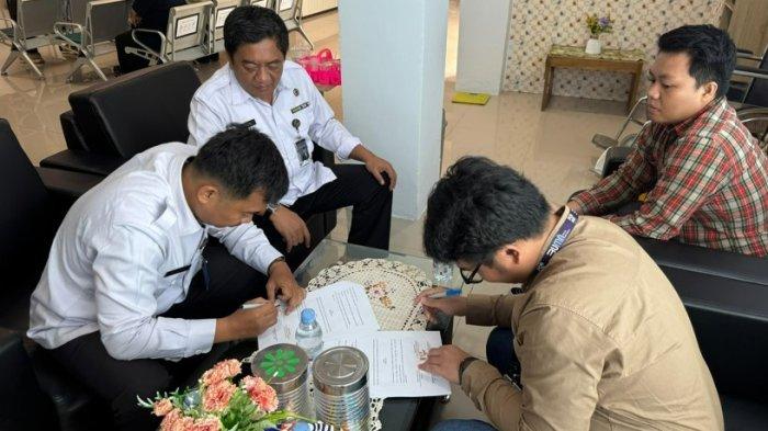 KERJA SAMA: Proses penandatangani kerja sama antara Kantor Imigrasi Ternate dengan Kantor Pos dalam