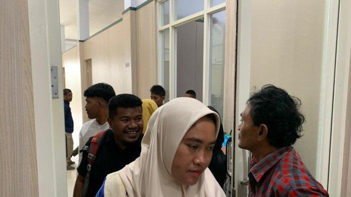PPPK 2024 - Tampak sejumlah PPPK bermasalah hasil seleksi PPPK berjalan keluar dari ruangan BKPPD Kabupaten Halmahera Selatan usai diperiksa, Kamis (23/2/2025). Hingga saat ini, hasil pemeriksaan tersebut belum diungkapkan. 