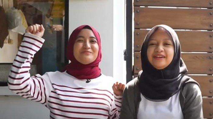Komika Arafah Rianti (kiri) dan adiknya, Halda Rianta. Arafah dan Halda mengumumkan bahwa ia membeli rumah baru.