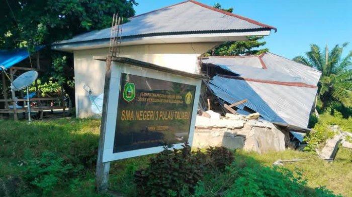 Kondisi bangunan SMA Negeri 3 Pulau Taliabu, Maluku Utara ambruk, lokasinya di Desa Gela, Kecamatan Taliabu Utara.