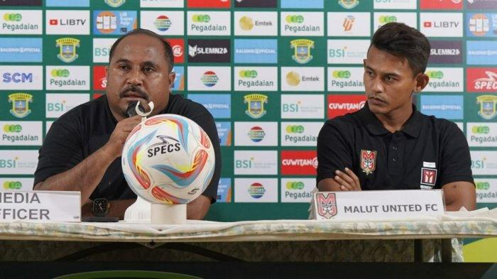 DUEL: Imran Nahumarury ditemani Hari Nur Yulianto di konferensi pers jelang laga Perserang Serang vs Malut United FC pada lanjutan Liga 2