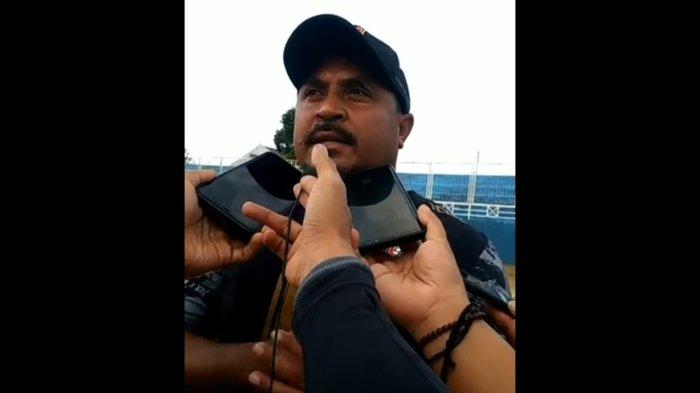 INCARAN: Head Coach Malut United FC, Imran Nahumarury saat memberikan keterangan usai memberikan Coaching Clinic kepada sejumlah SSB di Kota Ternate, Minggu (13/8/2023). Di mana pihaknya masih menginginkan satu pemain asing lagi yang berposisi sebagai penyerang.