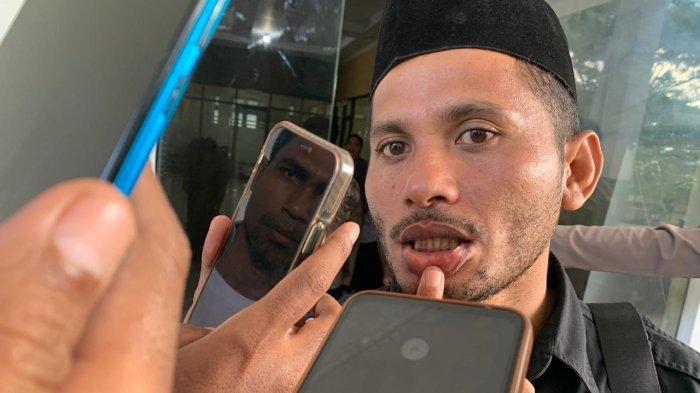 KORBAN PEMUKULAN - Korban pemukulan Plt Inspektur Halmahera Selatan Ilham Abubkar, Ringgo Larengsi, ketika menunjukan bibirnya yang dipukul, Kamis (15/5/2025). Ia bakal melaporkan Ilham ke polisi.