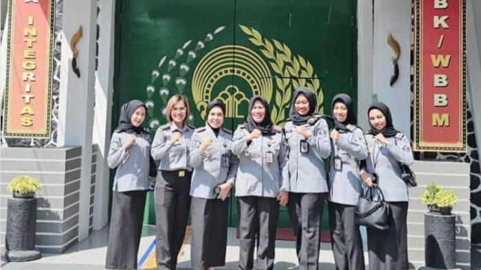Kalapas Perempuan Kelas III Ternate, Nona Ahmad bersama staf lakuka  foto bersama usai kunjungan, Sabtu (20/7/2024).