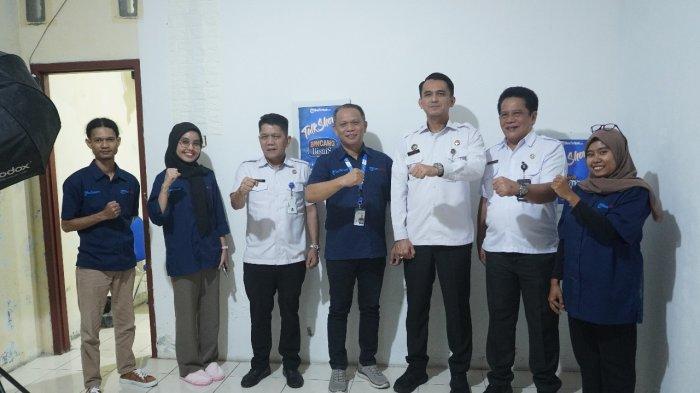 KUNJUNGAN - Foto bersama Kakanwil Imigrasi Maluku Utara, Mohammad Ridwan, (tengah kanan) dan jajaran bersama Bisnis Manager Tribun Ternate, Hendrik Sumenda, (tengah kiri) serta crew usai berbincang, Kamis (3/7/2025)