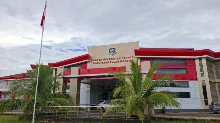 KEBIJAKAN: Tampak depan Kantor Pemerintahan Terpadu Pulau Morotai, Maluku Utara, Senin (17/2/2025)