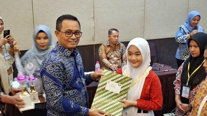 LOMBA: Plt Kepala Dinas Pendidikan Maluku Utara Abubakar Abdullah menyerahkan sertifikat peserta LKS tingkat provinsi 2025, Minggu (13/7/2025)