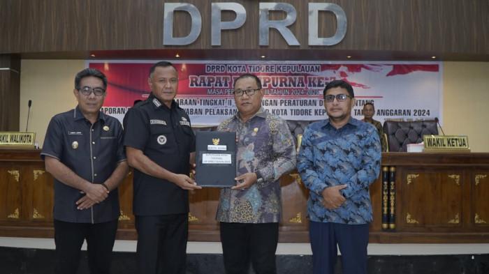 PERENCANAA: Penyerahan LPP APBD tahun 2024 oleh Wali Kota Tidore Kepulauan, Maluku Utara Muhammad Sinen kepada Ketua DPRD Kota Tidore Ade Kama, Selasa (22/7/2025)
