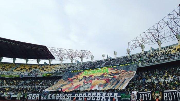 KOMPETISI: Koreaografi dari suporter Persebaya Surabaya saat jeda babak pertama laga pekan ke-11 Liga 1 2024-2025 melawan Persija jakarta yang berakhir dengan skor 2-1 di Stadion Gelora Bung Tomo Surabaya, Jumat (22/11/2024) sore.