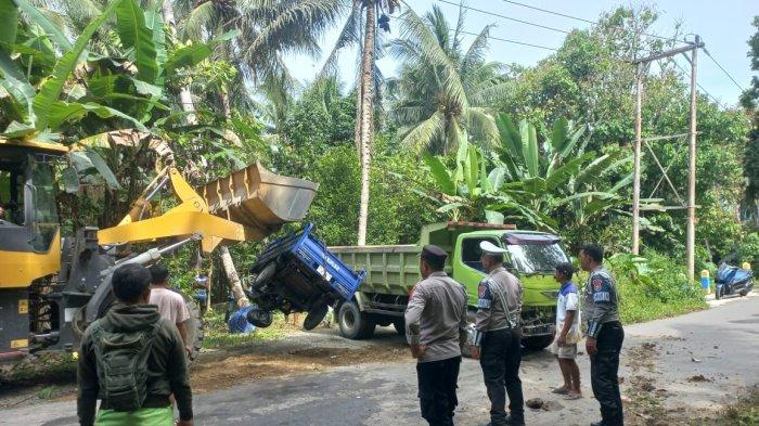 LAKALANTAS - Tampak kendaraan roda tiga jenis Honda Viar yang tertabrak di Jalan Bori-Kaireu, Kecamatan Bacan Timur, Halmahera Selatan, Maluku Utara, saat dievakuasi, Kamis (19/6/2025). Akibat kejadian ini seorang meninggal.