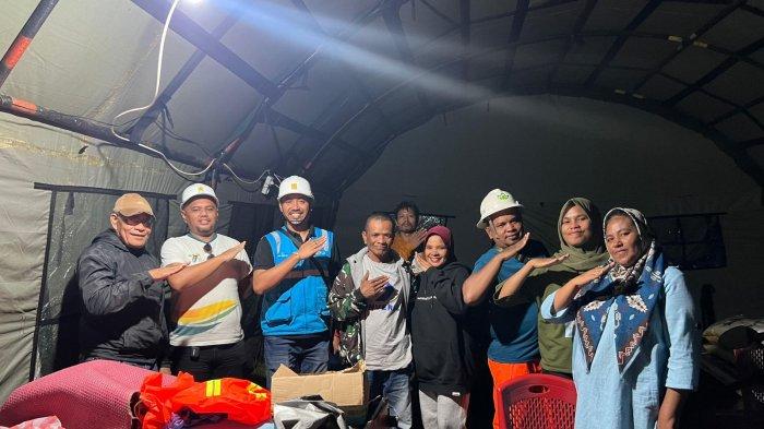 PELAYANAN - Foto Bersama Warga Terdampak Gempa Saat Lampu Berhasil Dinyalakan