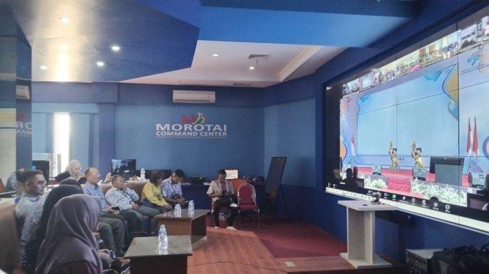 Pemkab Kabupaten Pulau Morotai, Provinsi Maluku Utara, ikuti Launching Nasional Gerakan Orang Tua Asuh Cegah Stunting, melalui zoom meeting di Ruang command center Morotai, Jumat (6/12/2024)