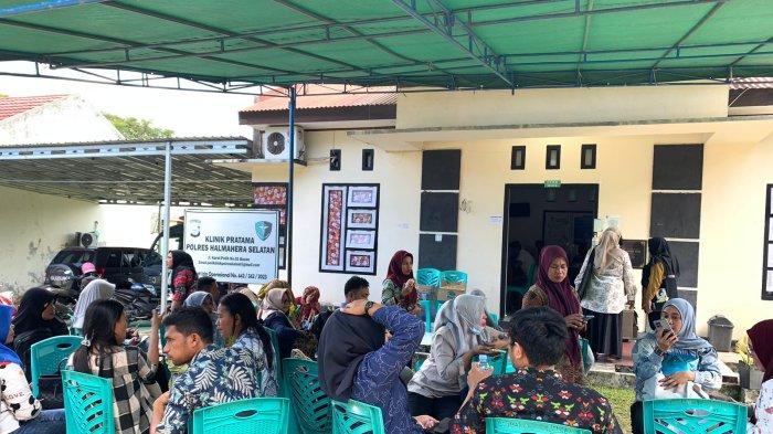 Tampak ratusan tenaga P3K hasil seleksi tahap I tahun 2024 sedang antri di depan Klinik Pratama Polres Kabupaten Halmahera Selatan, Provinsi Maluku Utara, untuk pengurusan SKBN, Kamis (9/1/2025).