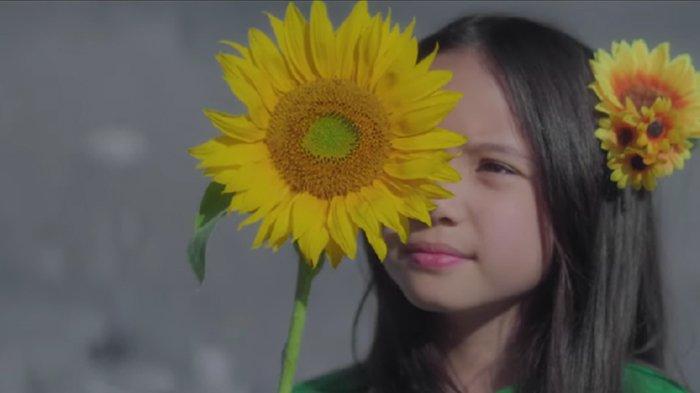 Gempi dalam video klip Gala Bunga Matahari