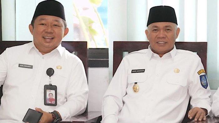 SALAT: Wakil Wali Kota Ternate Nasri Abubakar (kanan) bersama Sekkot Ternate Rizal marsaoly (kiri)