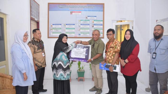 RAIHAN: Penyerahan penghargaan oleh BKKB Maluku Utara kepada Lurah Kelurahan Indonesiana, Kota Tidore Kepulauan, Kamis (31/7/2025)