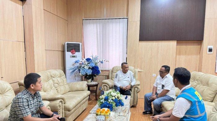PELAYANAN - Pertemuan Manager PLN UP3 Ambon, Asman TE dan Manager ULP Namlea dengan Bupati Buru Ikram Umasugi, S.E. di ruang kerja Bupati.