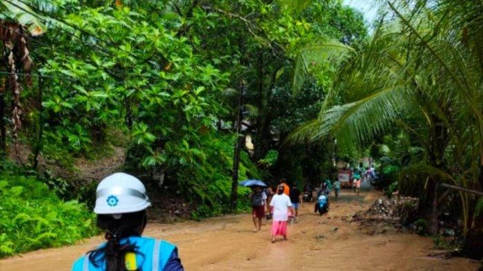 Manager ULP Nusaniwe, meninjau langsung lokasi terdampak banjir dan longsor di Desa Amahusu, menyusuri jalan berlumpur menuju titik gangguan.