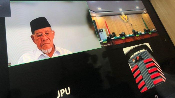 SIDANG: Mantan Gubernur Maluku Utara Abdul Ghani Kasuba bersaksi pada disang Imran Yakub di Pengadilan Negeri Ternate, Rabu (30/10/2024)