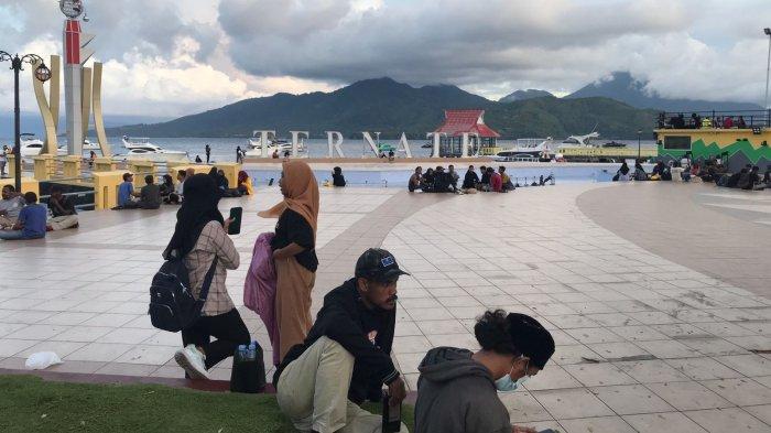 NGABUBURIT - Landmark yang merupakan titik pusat Kota Ternate, Maluku Utara menjadi salah satu tempat ngabuburit saat bulan Ramadan, Sabtu (1/3/2025).