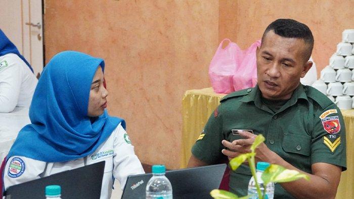 BPJS KESEHATAN - Mayor Infanteri Rudin Sidangoli dari Kodim 1501/Ternate di kegiatan kegiatan rekonsiliasi data kepesertaan anggota Tentara Nasional Indonesia (TNI) dan Polda Maluku Utara pada hari Senin (17/03).