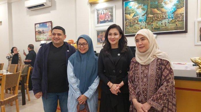 (Kiri-kanan) Munafri Arifuddin, Melinda Aksa, Cagub Maluku Utara Sherly Tjoanda, dan Aliyah Mustika Ilham usai makan malam di New Aroma Labbakkang, Jl Chairil Anwar, Makassar, Rabu (4/12/2024).