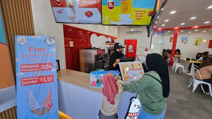 Momoyo memiliki banyak cabang di Ternate, salah satunya di Jl. Hasan Esa, Kelurahan Takoma.