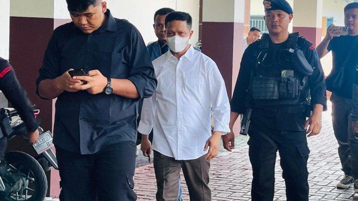 HUKUM: Muhaimin Syarif (pakai masker) saat berjalan masuk ke ruang sidang Pengadilan Negeri Ternate, Maluku Utara, Kamis (3/10/2024)