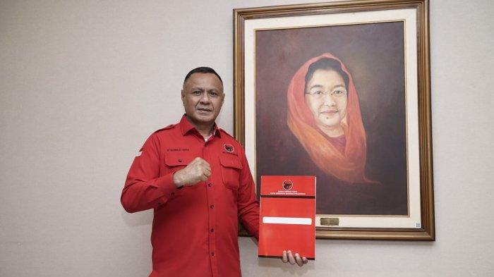 Wali Kota Tidore Maluku Utara Muhammad Sinen saat menerima B1 KWK dari DPP PDIP