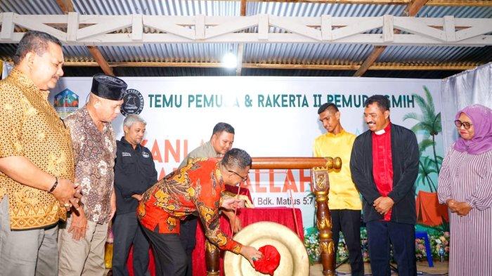 Sekda Pemkab Pulau Morotai, Provinsi Maluku Utara,  Muhammad Umar Ali saat memukul gong tanda dibukanya kegiatan yang dimaksud, kamis (4/7/2024)