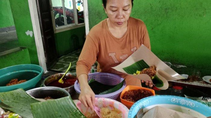 KULINER: Nasi kuning daun pisang, menu makanan favorit warga Kota Ternate, Maluku Utara