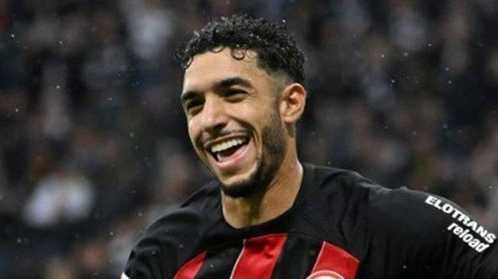 GUARDIOLA SOAL MARMOUSH - Striker Manchester City, Omar Marmoush, saat masih di Eintracht Frankfurt melawan Borussia Dortmund di Frankfurt am Main, Jerman, 29 Oktober 2023. Begini kronologi Manchester City merekrut Omar Marmoush dari Eintracht Frankfurt. AFP/KIRILL KUDRYAVTSEV 