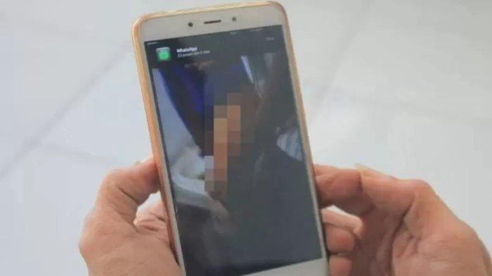 Mirjan Marsaoly selaku kuasa hukum korban yang berinisial G menyebut saat ini pihaknya secara resmi melaporkan.Seorang oknum polisi di Polda Maluku Utara dengan inisial IF pangkat Bripda ke Direktorat Reserse Kriminal Khusus (Ditreskrimsus) dan Propam Polda Maluku Utara, Senin (7/10/2024).